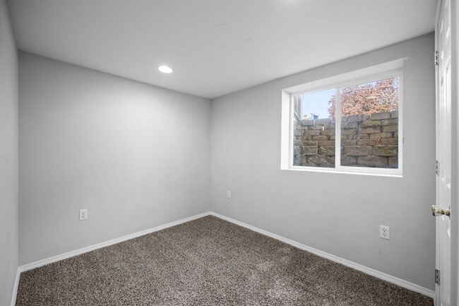 Building Photo - 5 Bedroom Northeast Spokane Home! - Availa...