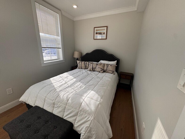 Building Photo - 93 George St