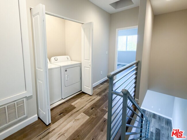 Building Photo - 5651 Willowcrest Ave