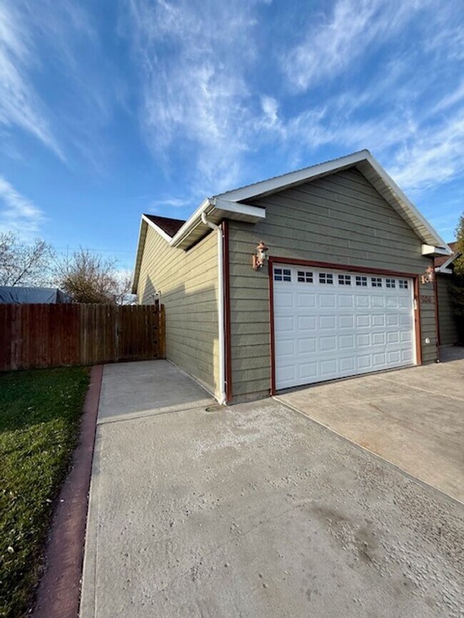 Building Photo - Beautiful 3 Bedroom 2 Bathroom House  **NE...
