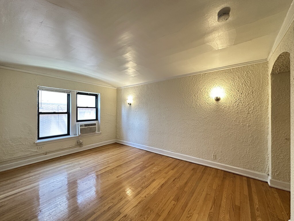 Building Photo - 562 W Arlington Pl