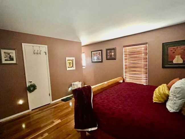 Building Photo - Well maintained 4 bedroom home available in the Rockrimmon area!