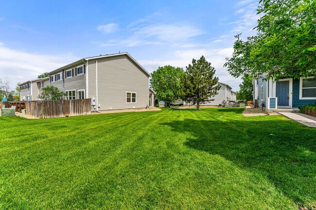 Building Photo - End-unit townhome in Cherry Creek School D...