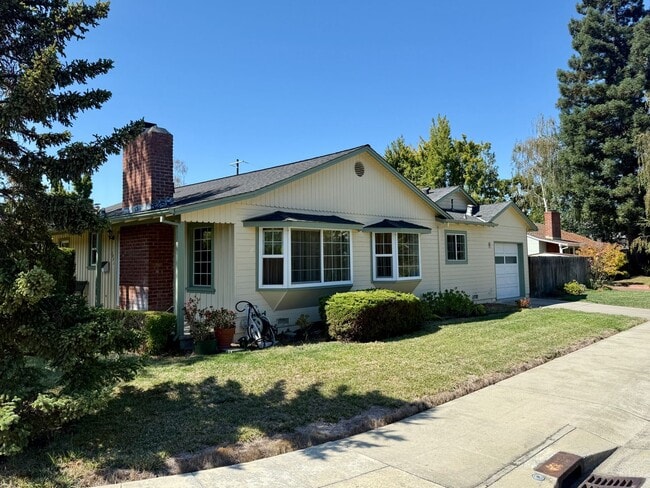 Building Photo - Bright and Spacious 3 Bedroom 2 Bath Home ...