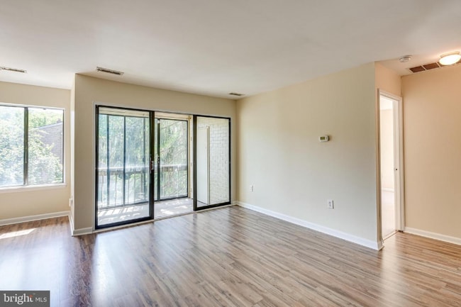 Building Photo - 10564 Twin Rivers Rd