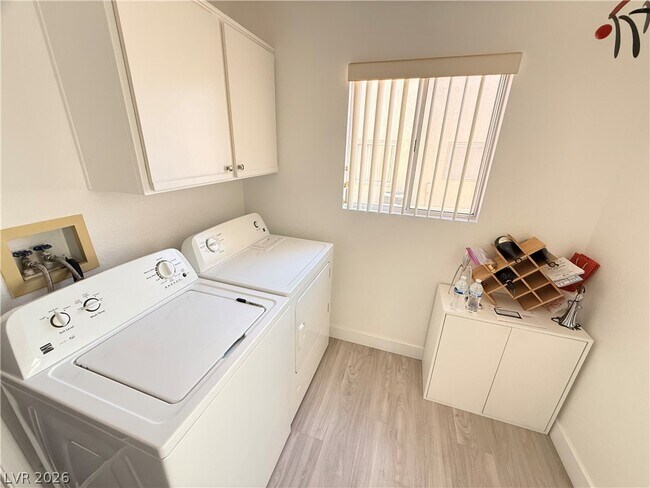 Building Photo - 9605 Sundial Dr