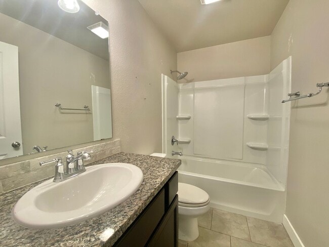 Building Photo - Newer 3 bed 2 bath near Frenship Upland He...