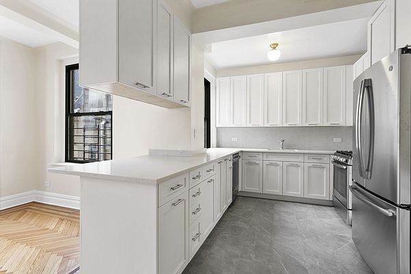Building Photo - 248 E 68th St