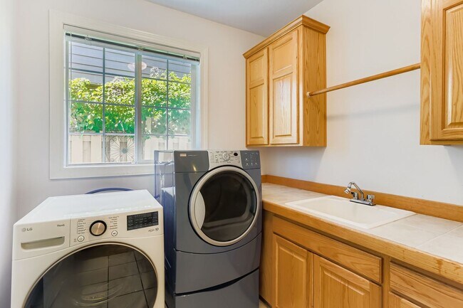 Building Photo - Spacious Bethany Home with Attached Garage, Fenced Yard, Washer/Dryer Included