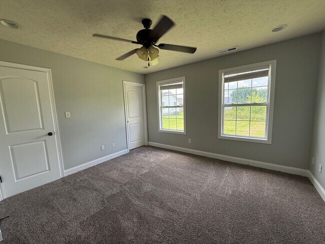 Building Photo - Spacious 3 bedroom, 2 bath house near GM, Magna, and Industrial Park.