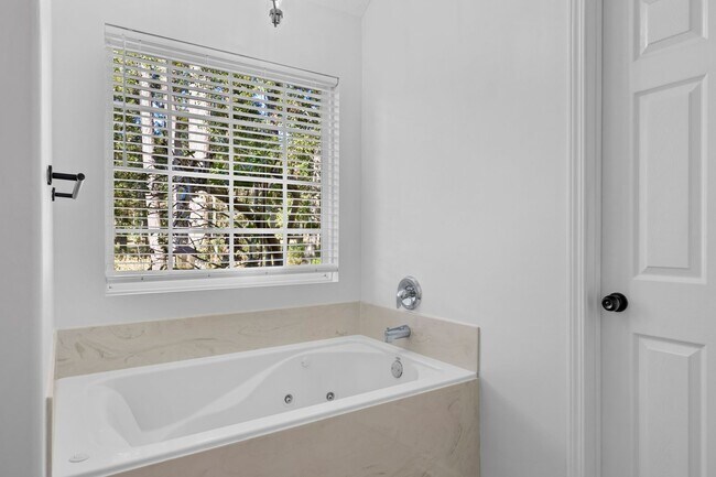 Building Photo - 75 Oak Ridge Cir