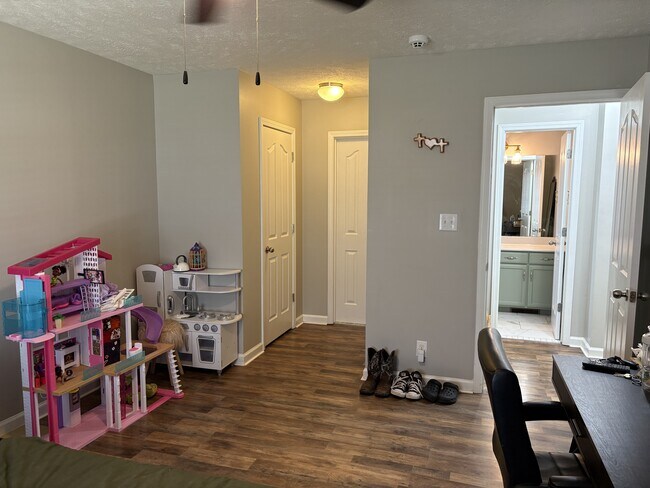 Building Photo - 515 Fox Trot Dr