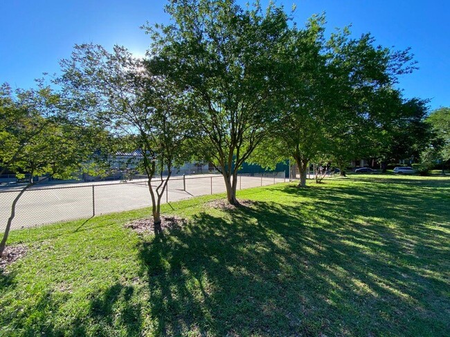 Building Photo - 1706 Cherryhurst St