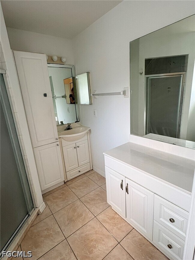 Building Photo - 1909 SE Van Loon Terrace