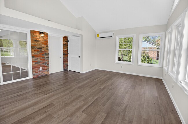 Building Photo - 1022 Queen Ann Dr