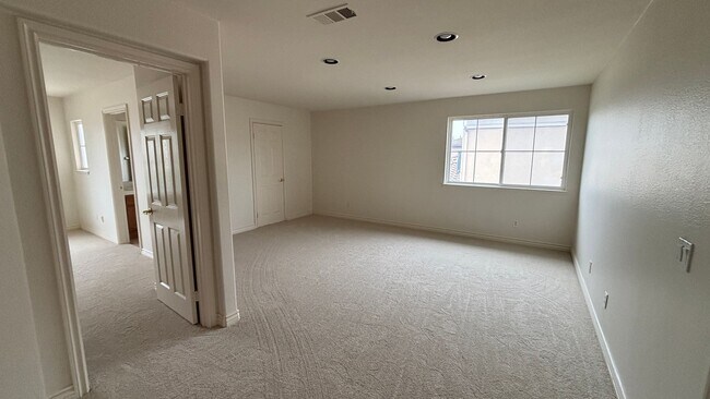 Building Photo - Large lovely home with amazing views!