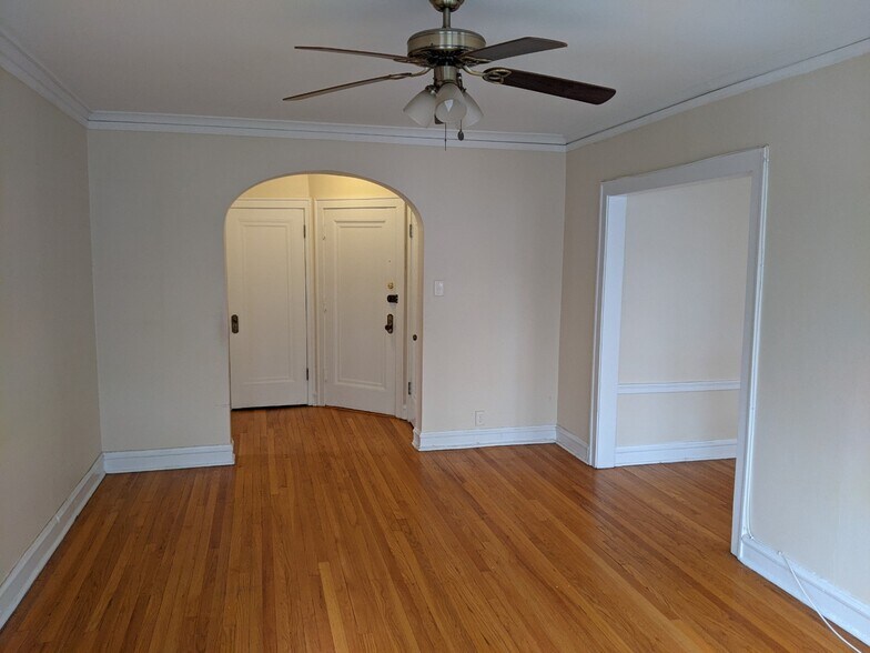 Building Photo - 914 Crain St