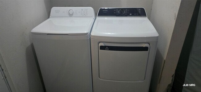 Building Photo - 17471 Red Oak Dr