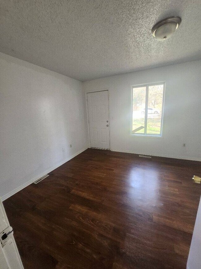 Building Photo - Great 2 bedroom 1 bath Duplex with attached garage
