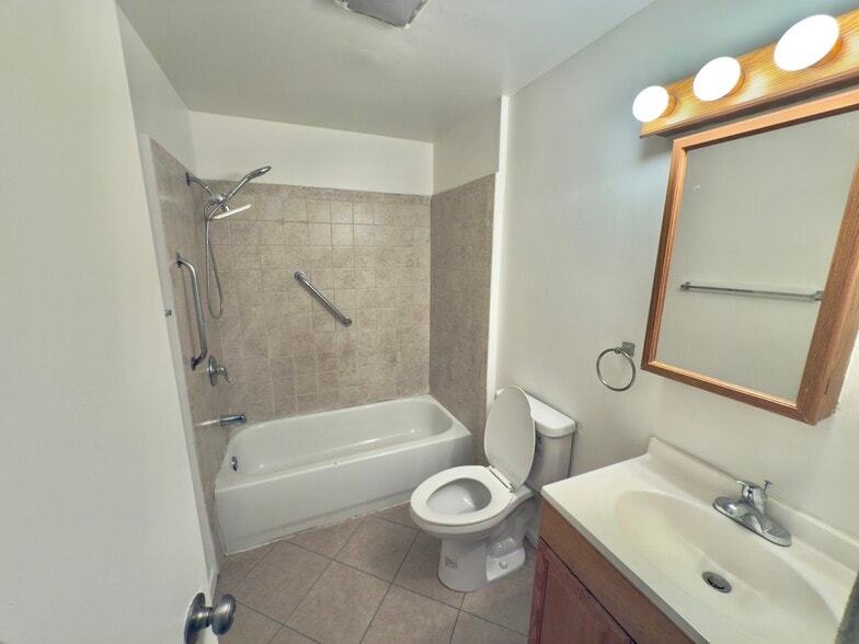 Building Photo - 704 W 105th St