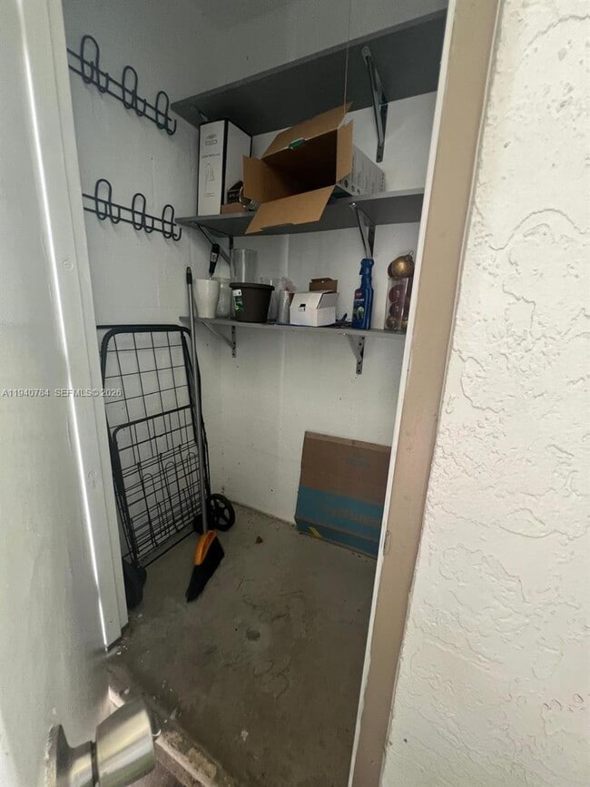 Building Photo - 550 S Park Rd