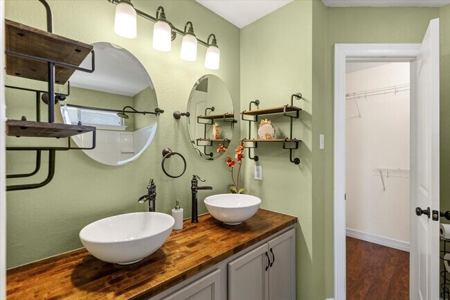 Building Photo - 208 Rock Hound Ln