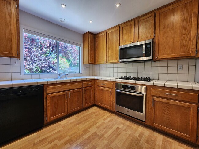Building Photo - Spacious 4 Bed / 3 Bath Windsor Home