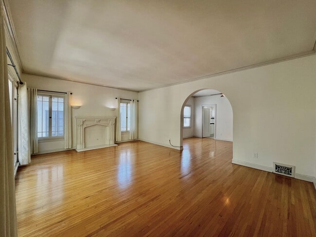 Building Photo - 145 N Sycamore Ave