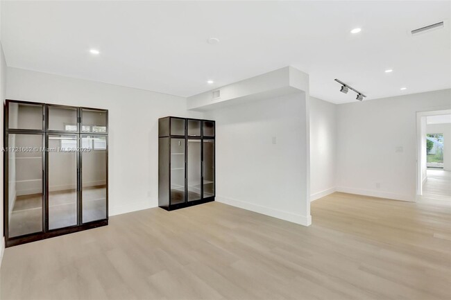 Building Photo - 1720 SW 23rd Ave