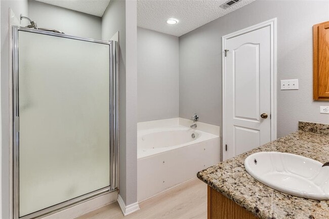 Building Photo - 2200 Milan Dr