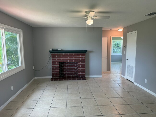 Building Photo - 3 Bedroom 2 Bath Single Family Home