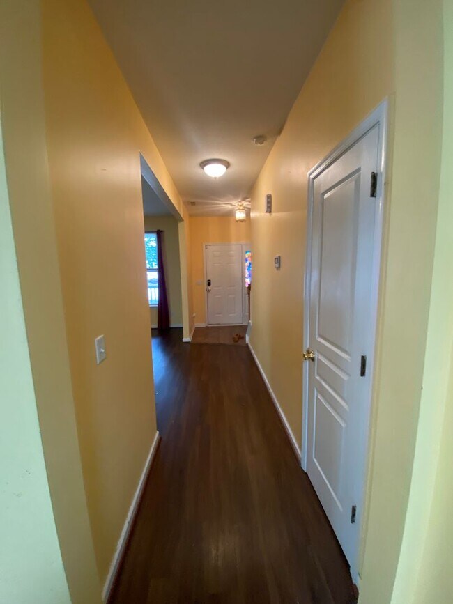 Building Photo - Charming Hampton Home