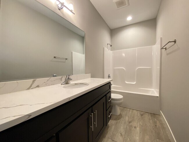 Building Photo - 686 Stone Haven Dr NE