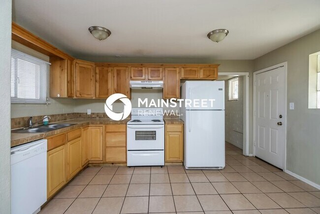 Building Photo - 4 Bedroom Pet-Friendly Home in Phoenix, AZ with Main Street Renewal