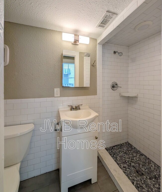 Building Photo - 2743 Vernon Terrace