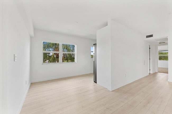 Building Photo - 71 Fanshaw B