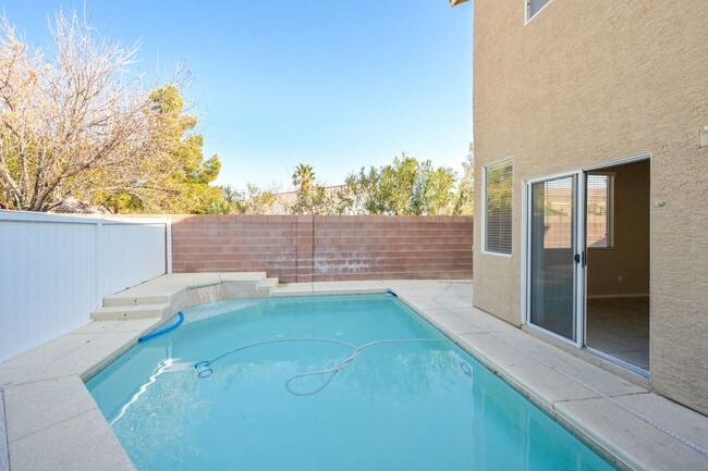 Building Photo - NW!! POOL!!!! GATED!!! Com. Park!!! Low Maintenance desert landscape front Yard. New Carpet!! Ups...