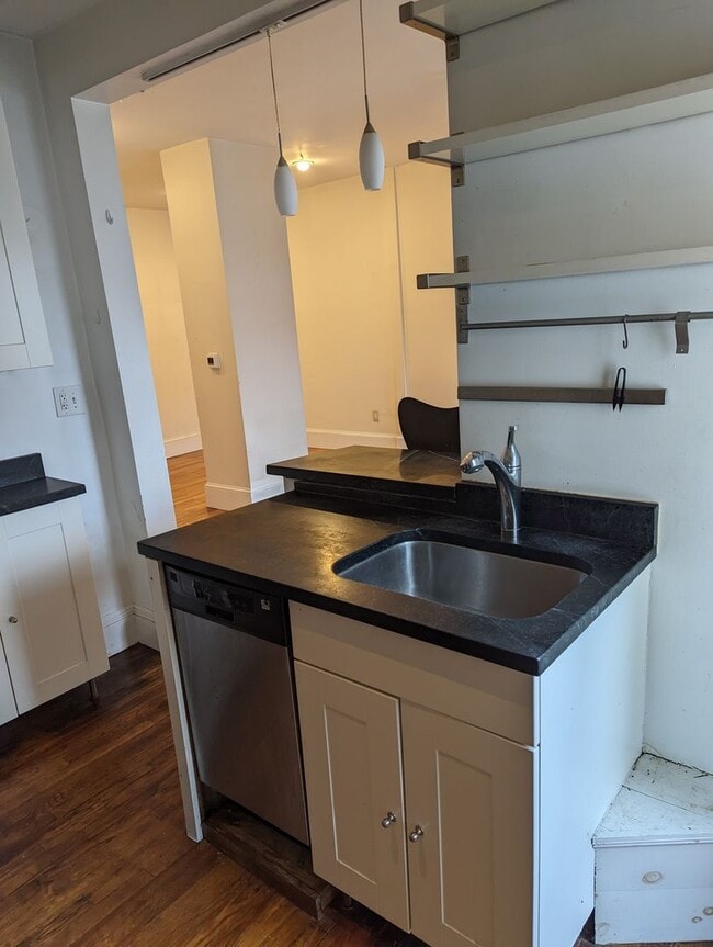 Building Photo - SEPTEMBER 1 Somerville Union Sq 1 BR with deck