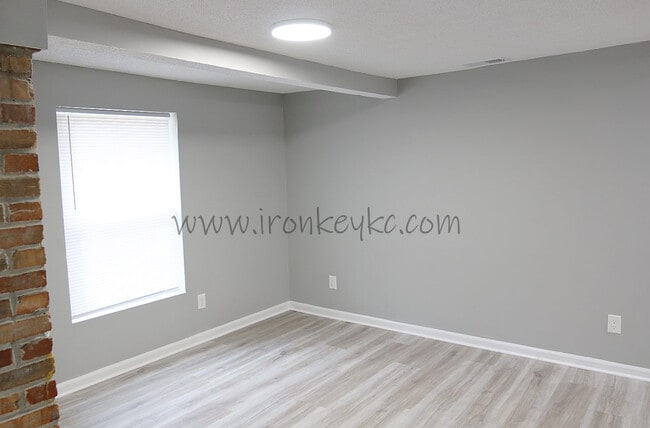 Building Photo - 5231 N Merrimac Ave