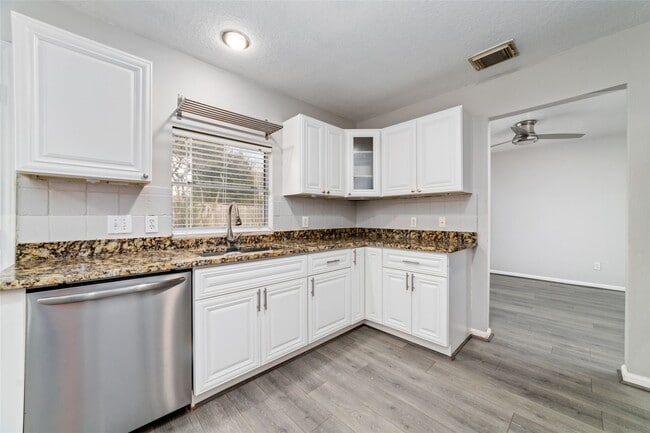 Building Photo - 10810 Meadow Walk Ln