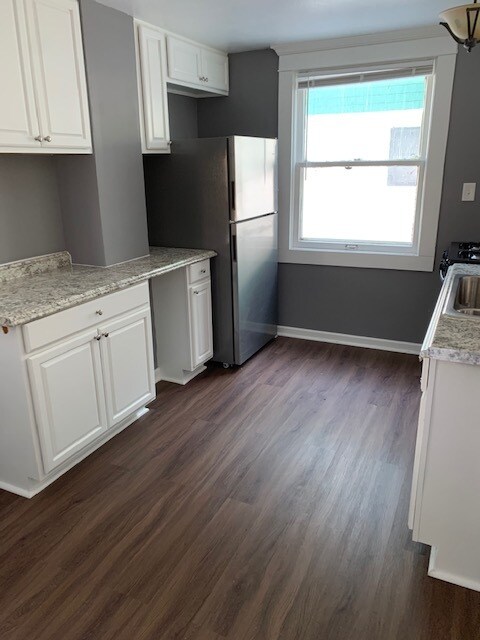 Light and airy kitchen with new appliances - 2648 Robinwood Ave