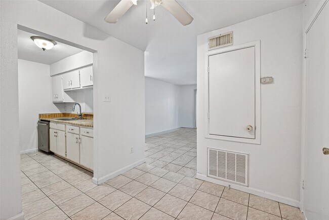 Building Photo - 7200 Clarewood Dr