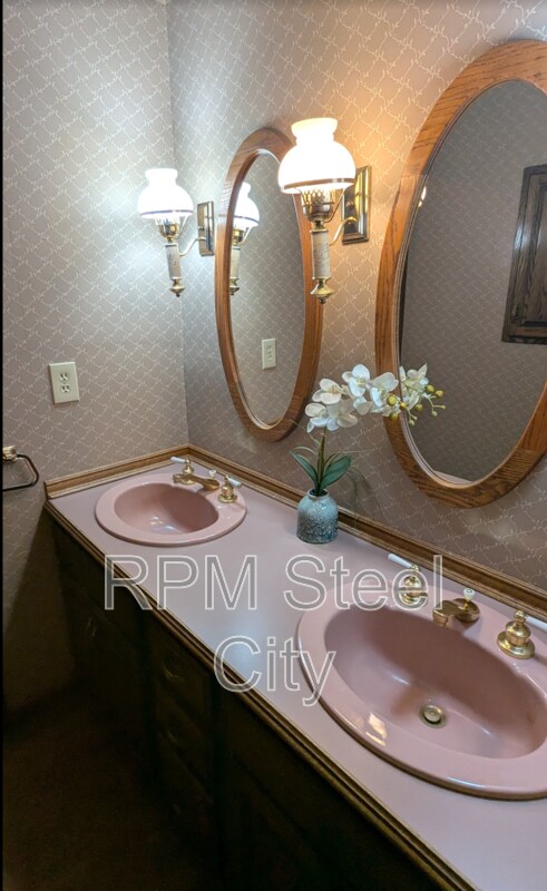 Building Photo - 512-512 1/2 W 10th St