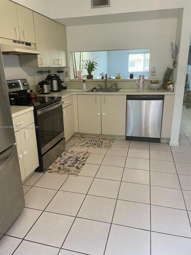 Building Photo - 8270 SW 149th Ct