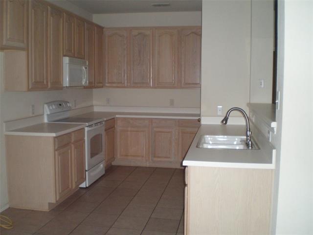 Building Photo - 2213 Willow Dr
