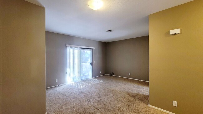 Building Photo - 1900 N Torrey Pines Dr