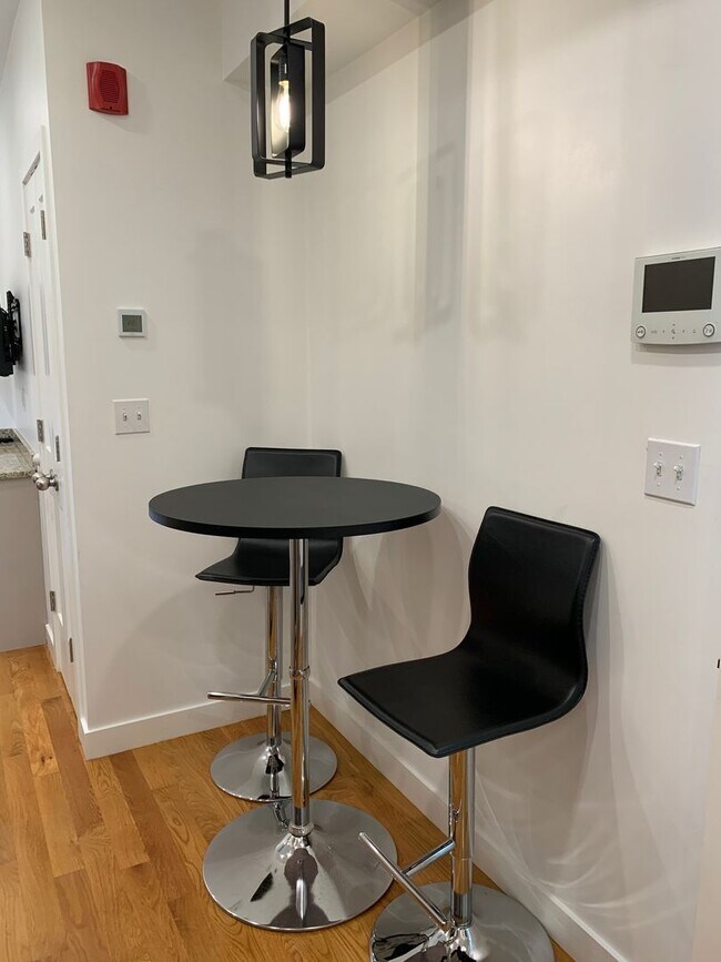 Building Photo - CHELSEA/BOSTON NO BROKER OR RENTAL FEES !!...