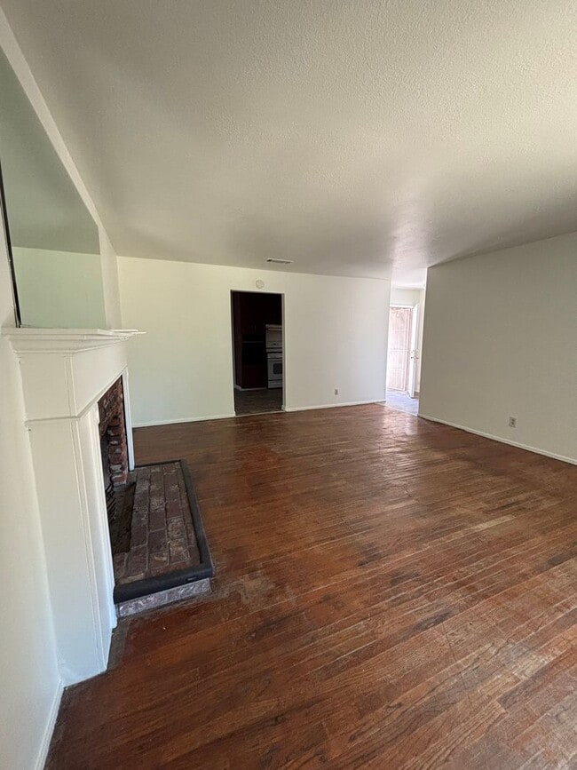Building Photo - Spacious 3BD/2BA Home with Great Features!