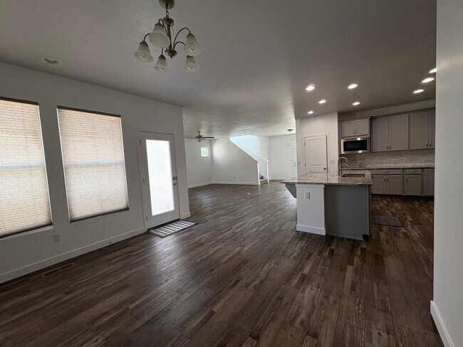 Building Photo - 6354 Upland View Dr