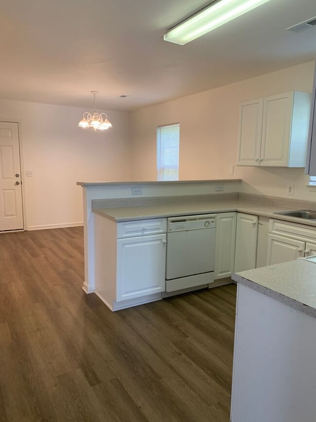 Building Photo - 3 Bedroom, 2 Bath House Available Now on Hillsdale Drive